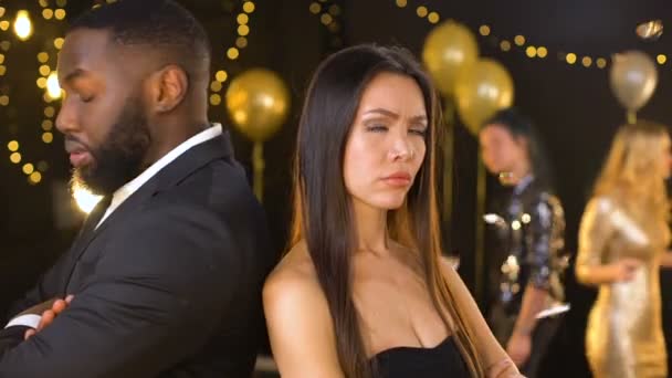 Beledigd man en vrouw staande afgekeerd, ruzie in nachtclub, conflict — Stockvideo