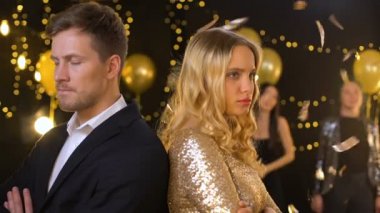 Mutsuz erkek arkadaşı ve kız arkadaşı ayakta gece kulübü, çatışma döndü