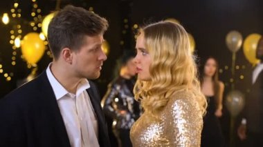 Kızgın genç adam kız arkadaşı kutlama olay azarlama, çift tartışma, kıskançlık