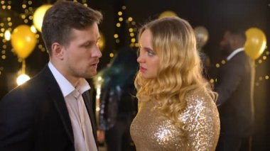 Partide erkek arkadaşı savunan pretty kadın, ilişkiler yanlış anlama, çatışma