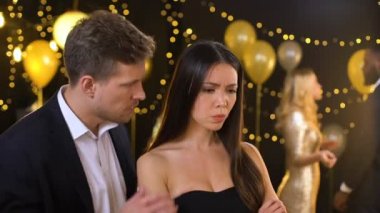 Üzgün kadın tatil partisinde erkek arkadaşı özür görmezden, yanlış anlama