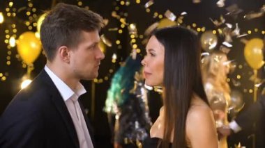 Kızgın kız arkadaşı alkışlayan erkek arkadaşı yakın çekim yüz, çift parti, ayrılık tartışıyor