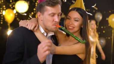 Mutlu çift parti şapkagürültü üfleme, doğum günü kutlama zevk, eğlenceli