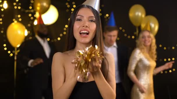 Joyful asiático soprando confete e enviando ar beijo câmera, festa entretenimento — Vídeo de Stock