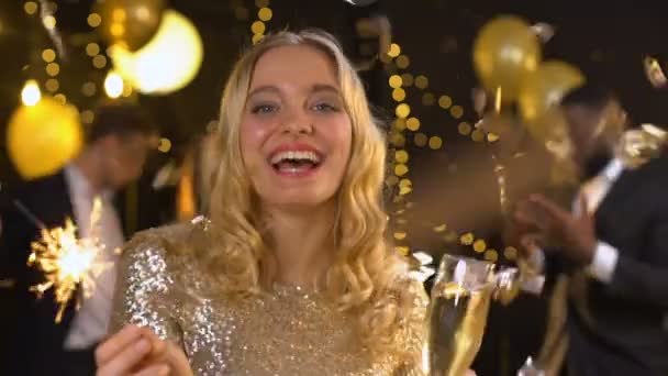 Gelukkige jonge dame met glas Champagne met Sparkler, Nieuwjaarsviering — Stockvideo