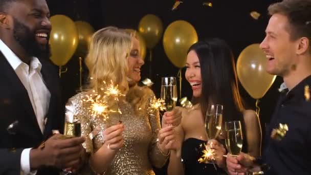 Heureux amis multiraciaux avec champagne et lumières du bengale à la fête, célébration — Video