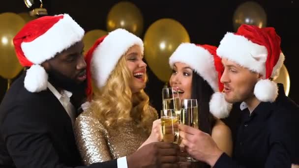 Szczęśliwych wielrasowych przyjaciół w Santa kapelusze szczęk szampana, nowy rok party — Wideo stockowe
