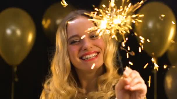 Belle blonde femme agitant la lumière du bengale sur la fête, célébration du Nouvel An, joie — Video