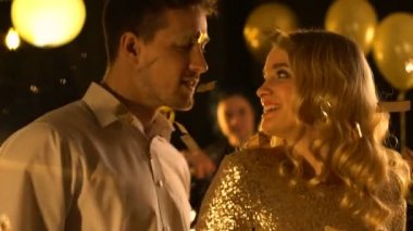 Baştan çıkarıcı Kafkas çift flört ve kurumsal partide dans, iş arkadaşları