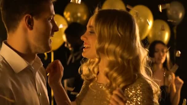 Красивая белая пара страстно танцует на вечеринке в ночном клубе, флиртует — стоковое видео