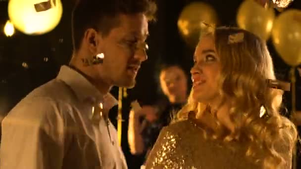 Молода кавказька пара фліртує і танцює в нічний клуб партії, веселяться — стокове відео
