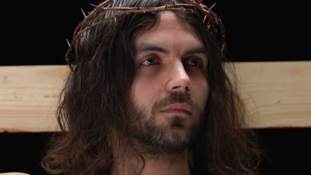 Jesus Cristo na coroa de espinhos crucificado na cruz sofrendo pelos pecados dos povos — Vídeo de Stock