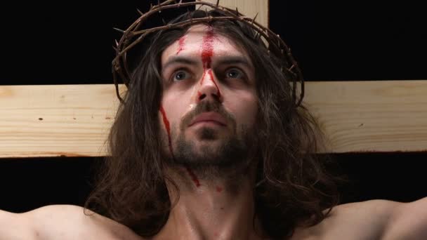 Vyděšenej Ježíš Kristus s krvácející tváří v nebi, trest za hříchy