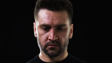 Hayal kırıklığına uğramış adam siyah arka plan, depresyon izole kamera bakarak