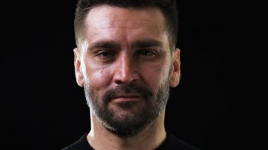 Sinirli adam karanlık arka plan, yaşam sorunları, umutsuzluk karşı kamera bakıyor