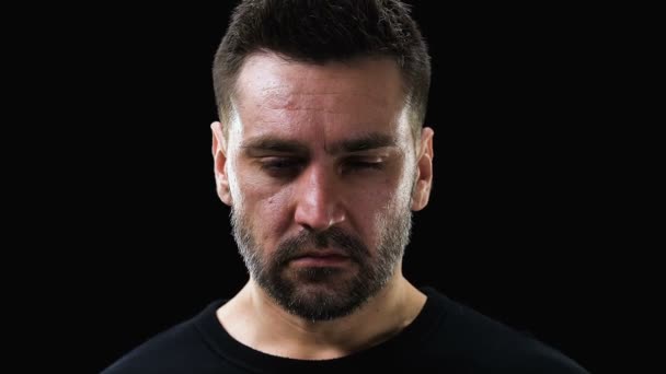 Arme huilen man kijken naar camera geïsoleerd op zwarte achtergrond, Levensproblemen — Stockvideo
