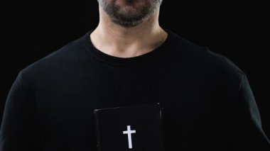 Kalp yakınında Kutsal Kitap tutan zavallı ağlayan adam, günahların kefareti, inanç kavramı