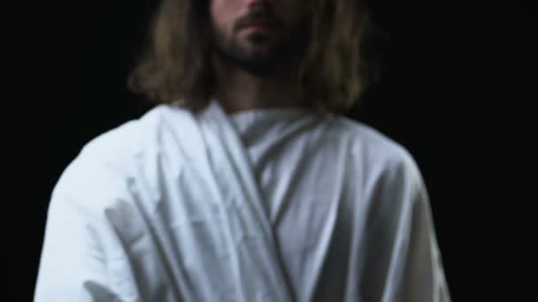 Jesus Christus streckt helfende Hand aus, bringt Seele in den Himmel, schwarzer Hintergrund — Stockvideo