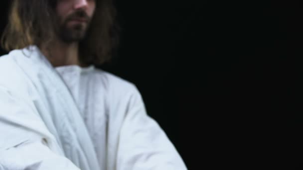 Jesus Christus zeigt Tasse Wasser vor die Kamera und hilft armen Menschen Charity-Konzept — Stockvideo