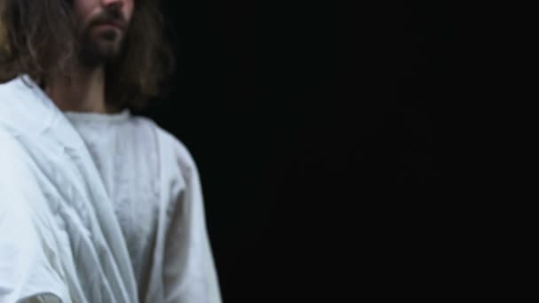 Jesus zeigt ein Stück Brot vor der Kamera, hilft Menschen, Wohltätigkeit und Spenden — Stockvideo