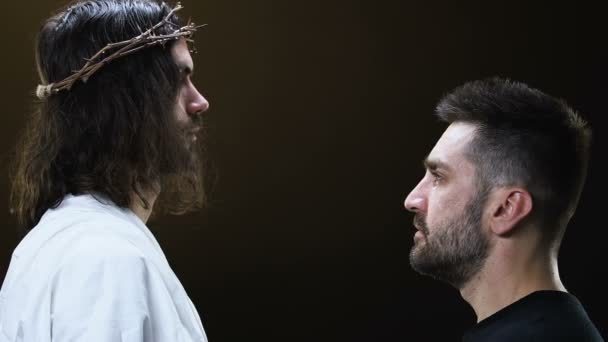 Ježíš Kristus se krčí v plačící mužské faráři a dělá spokojenost s hříchy — Stock video