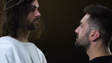 Tür İsa Mesih karanlık arka plan, bağışlama izole yoksul adam sarılma