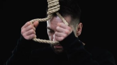 İsa boynunda ilmik ile adam ağlamayı durdurmak isteyen, intihar önleme, günah