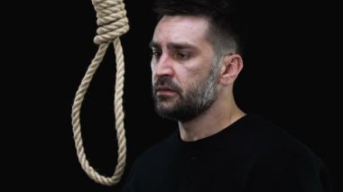 Korkmuş umutsuz erkek boynuna hangmans ilmik koyarak, intihar girişimi