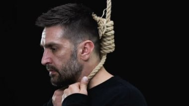 Boynunda cellatlar olan korkmuş adam kameraya bakıyor, ölüm cezası