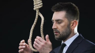 Desperate iş adamı boynuna hangmans ilmik koyarak, iflas, yakın çekim