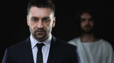 Umutsuz iş adamı Arka planda İsa Mesih'e dua, yardım isteyen