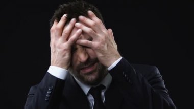 İş adamı başını tutarak ve çığlık, kötü ruhları niçin kovma, şeytan çıkarma