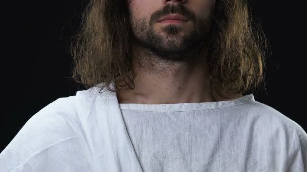ローブを着たイエス・キリストがカメラに手を差し伸べ、罪人の魂を救う — ストック動画