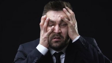 Takım elbiseli adam başını tutarak ve çığlık atıyor, şizofreni problemleri, ruhsal bozukluk