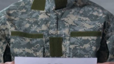 Erkek askerin elinde kağıda yazılan Asr, akut stres reaksiyonu, yakın çekim