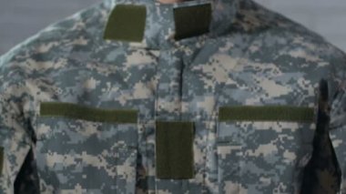 Erkek askerin elinde kağıda yazılmış savaş travması, Ptsd kavramı, yakın çekim