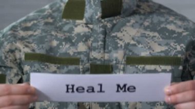 Heal Me asker elinde kağıt üzerine yazılmış, savaş ile ilgili hastalıklar tedavi