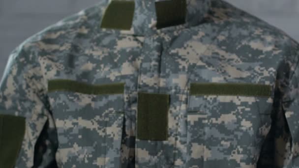 Het ontwerp geschreven op papier in handen van mannelijke soldaat, militaire plicht, close-up — Stockvideo