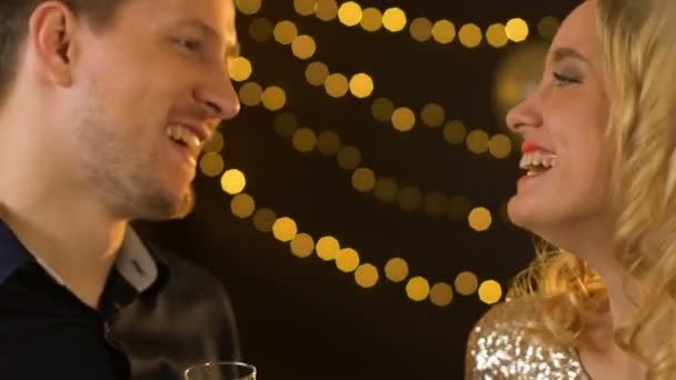 Para okulary i śmiejąc się na imprezie firmy, koledzy mający romans — Wideo stockowe