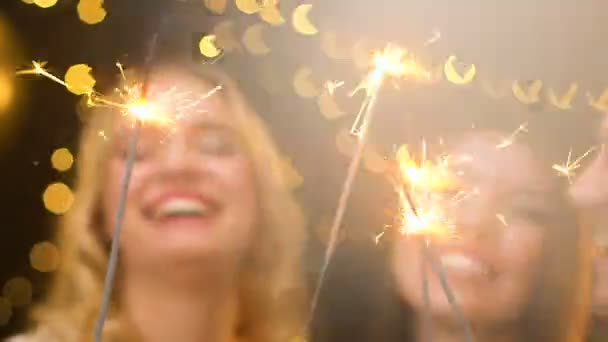 Freunde, die sich auf der Weihnachtsfeier amüsieren, Bengalische Lichter in der Hand halten und lachen, Glück — Stockvideo