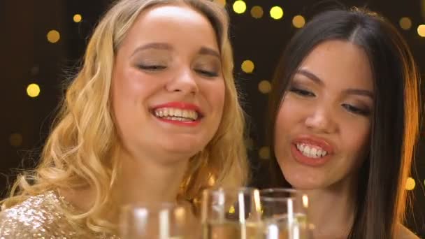 Překrásné, okouzlující dámy cinézání brýlemi a pohled na kameru na večírek — Stock video