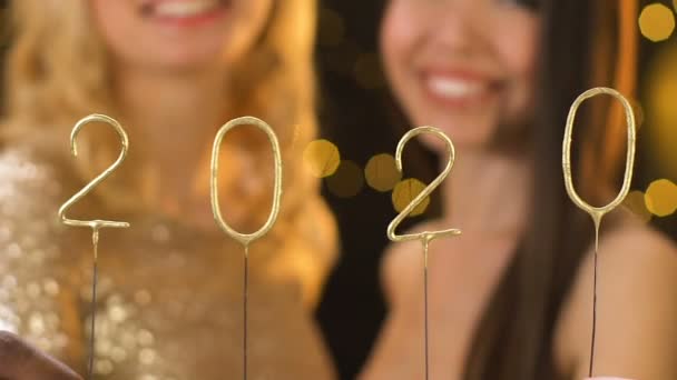 2020 numaralarını tutan mutlu arkadaşlar, yeni yılı kutlayan meslektaşları, parti — Stok video