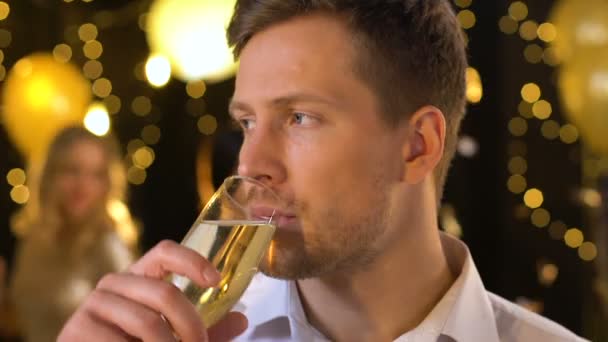 Avundsjuk olycklig man dricker champagne på Party ensam, medan andra har roligt — Stockvideo