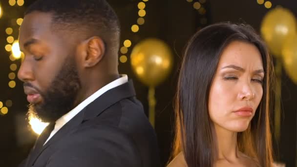Couple multiethnique debout dos à dos après la querelle à la fête se sentant jaloux — Video