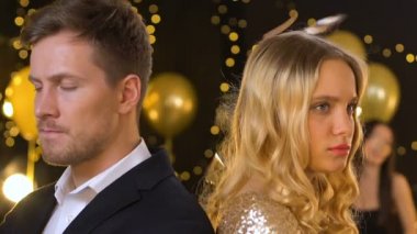 Çift kulüpte kavga, kıskançlık ve yanlış anlama sonra arka arkaya ayakta