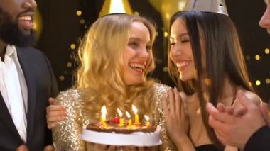 Mutlu arkadaş grubu doğum günü ile bayan tebrik, kadın mum üfleme
