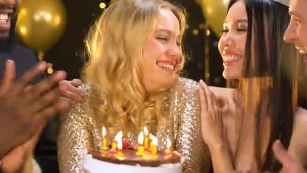 Amigos celebrando cumpleaños y aplaudiendo, señora soplando velas en la torta — Vídeos de Stock