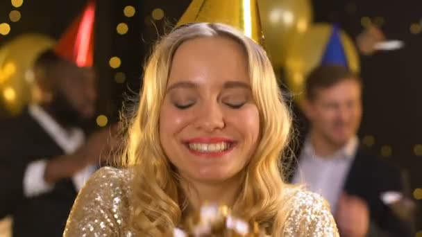 Glimlachend vrolijke dame waait op confetti en op zoek naar camera, verjaardagsfeestje — Stockvideo
