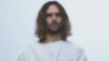 Beyaz cüppe İsa ekmek, nimet ve insanlara yardım ile elleri uzanan