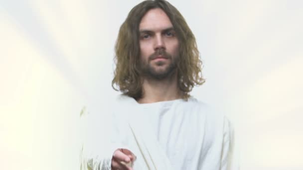 Santo hombre en túnica blanca extendiendo la mano bendición y curación necesitado, religión — Vídeos de Stock